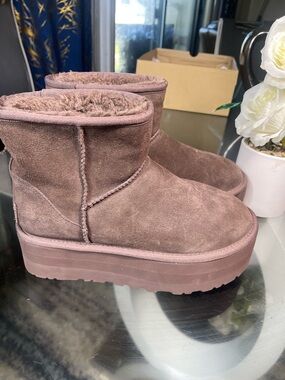 UGG Short Platform Shearling-Lined Suede Boot in Mauve
